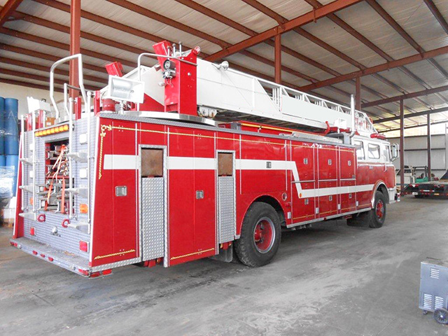 Mack Ladder Truck 001.jpg