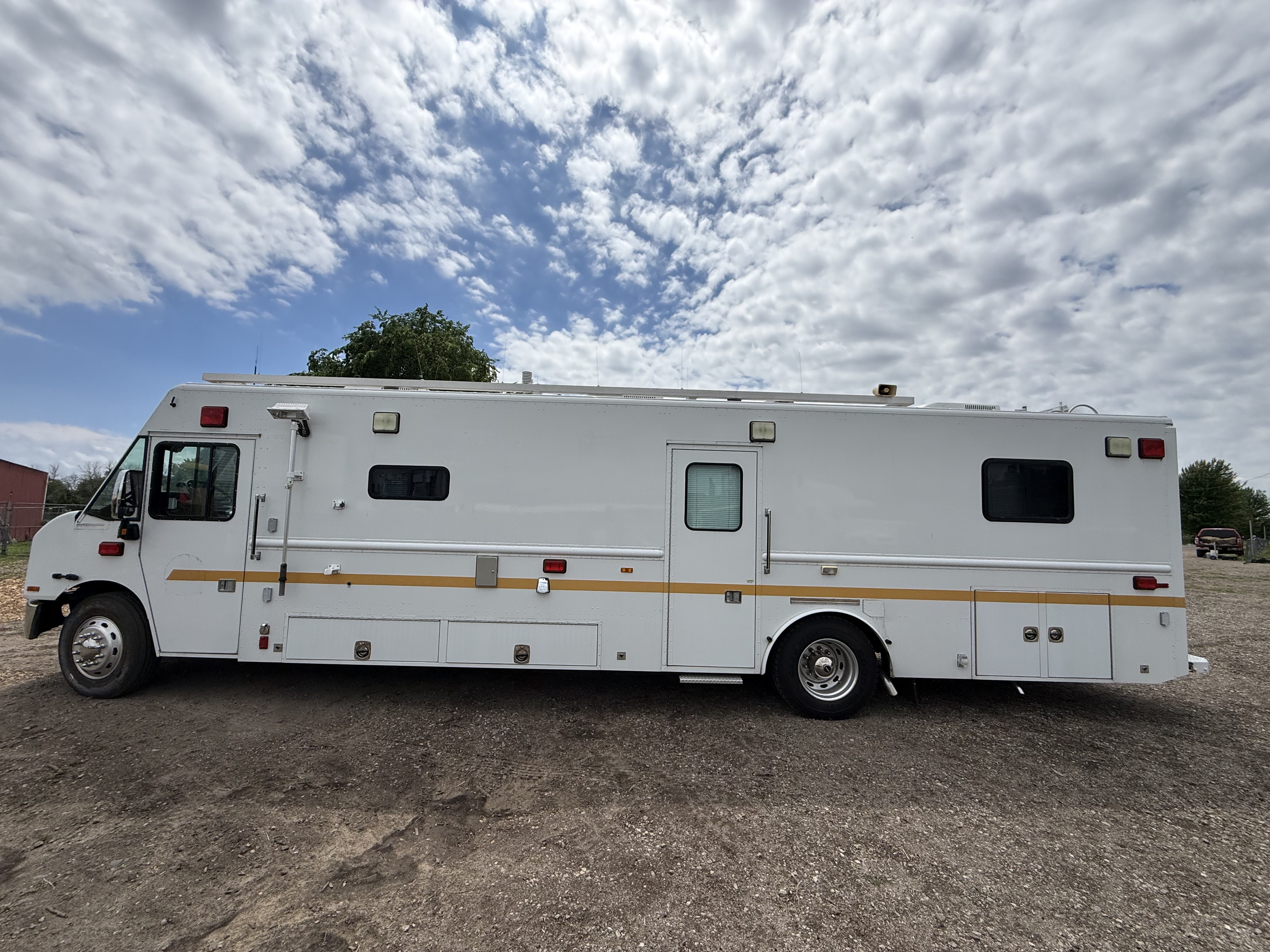 2004 Freightliner Mobile Command Center-7